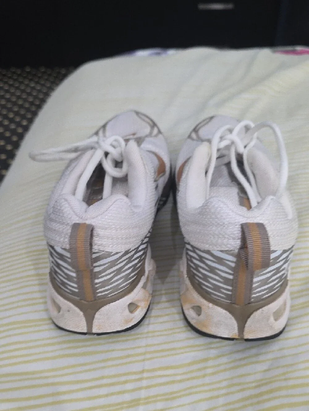 Nike Women’s White and Metallic Gold Athletic Sneakers 7.5 Used Very Good - Picture 5 of 9